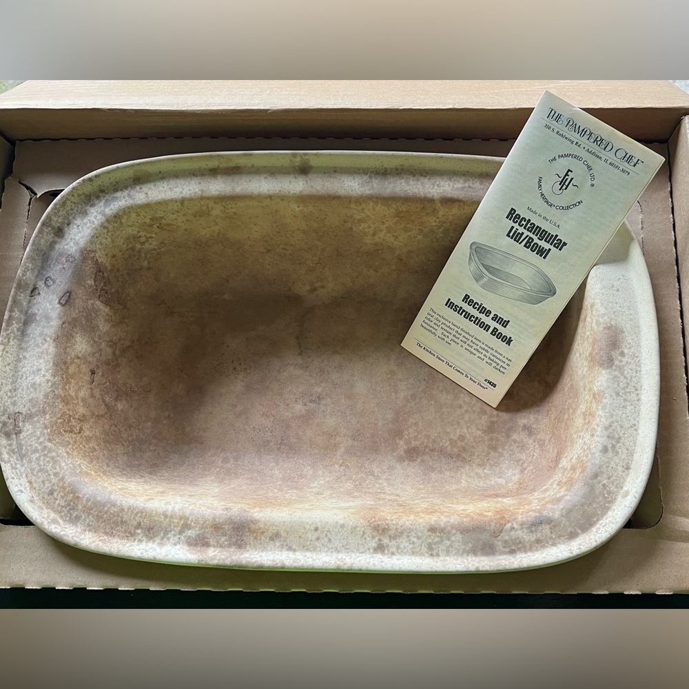Pampered Chef Rectangular Bowl/Lid - Picture 3 of 3